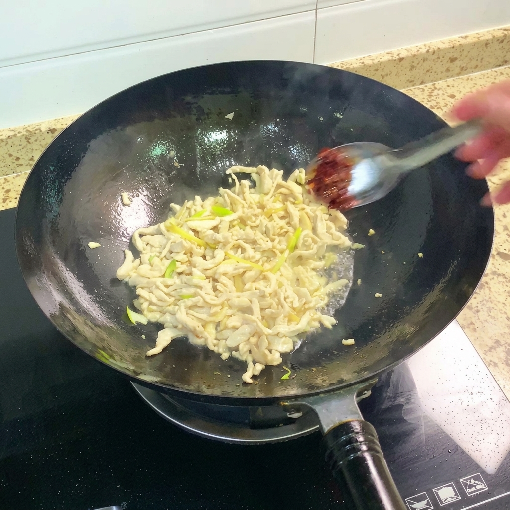 닭고기 혼합물에 두반장을 넣고 섞는 모습.