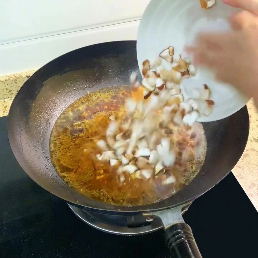 끓는 국물에 다진 표고버섯을 넣는 모습.