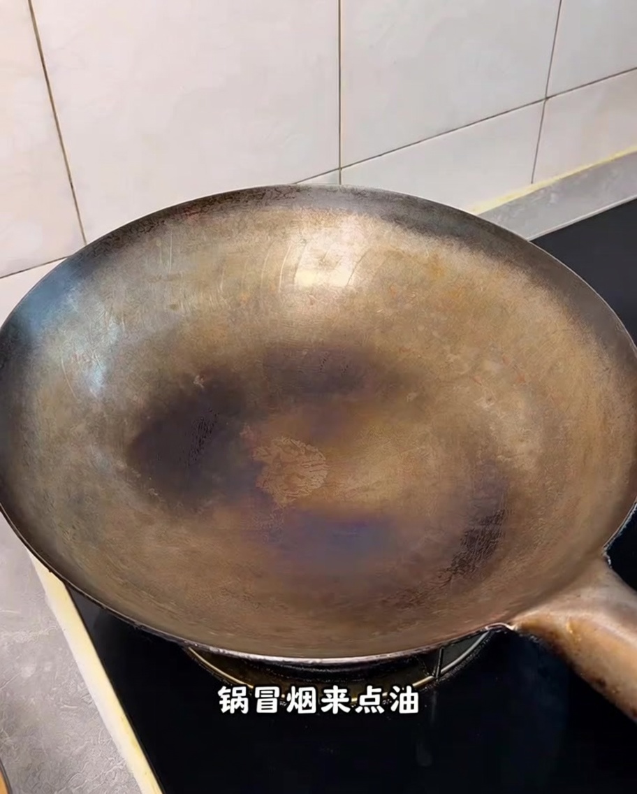 연기가 피어오르는 뜨겁게 달궈진 웍.