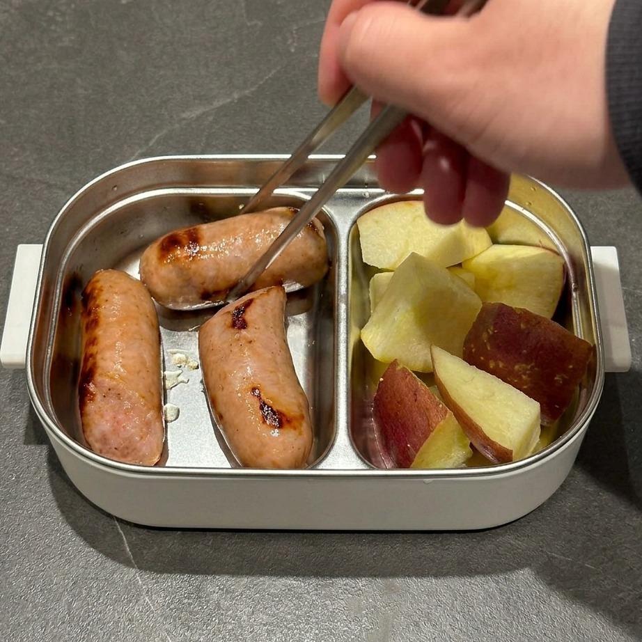 금속 팬에 담긴 맥앤치즈 위에 슈레드 모짜렐라 치즈가 덮여 있는 모습.