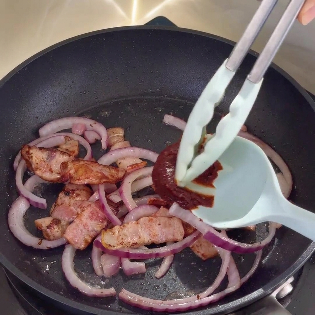 팬에 고추장을 넣고 재료들과 함께 섞는 모습.