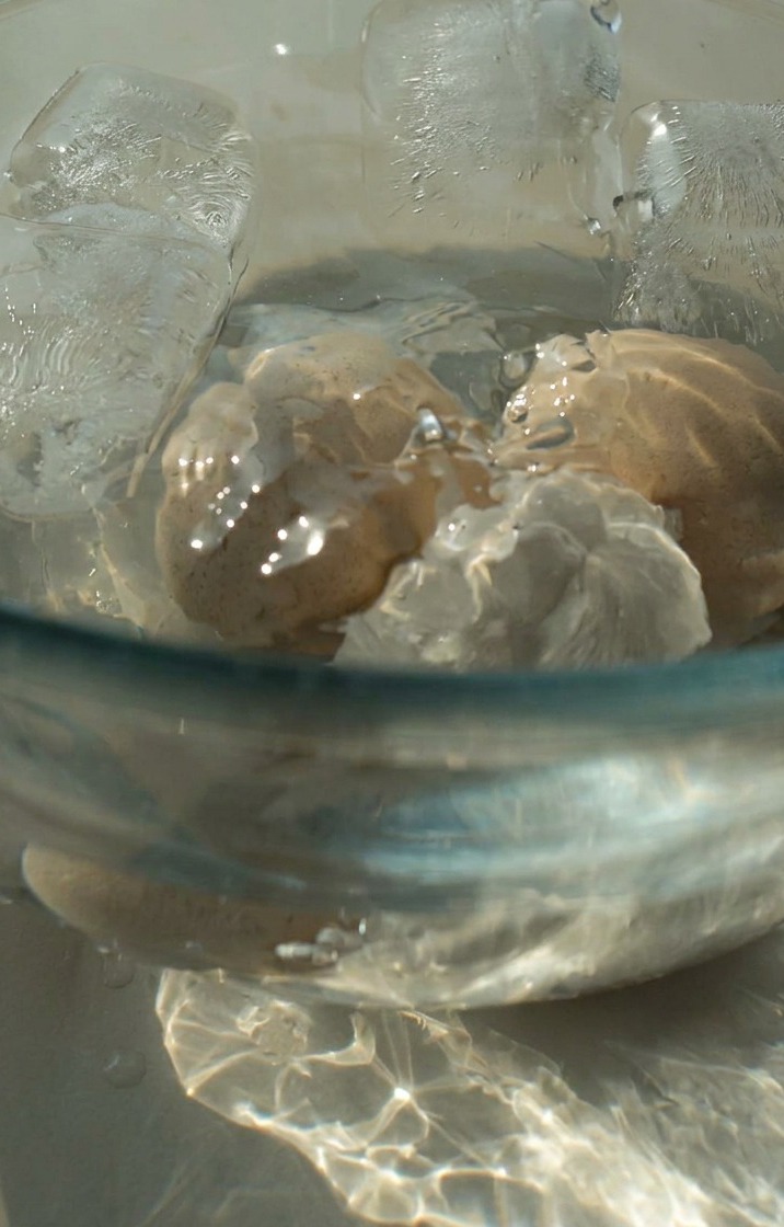 마리네이드할 준비가 된, 껍질을 깐 반숙 달걀.