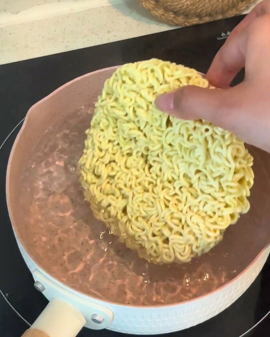끓는 물에 라면 사리를 넣는 모습.