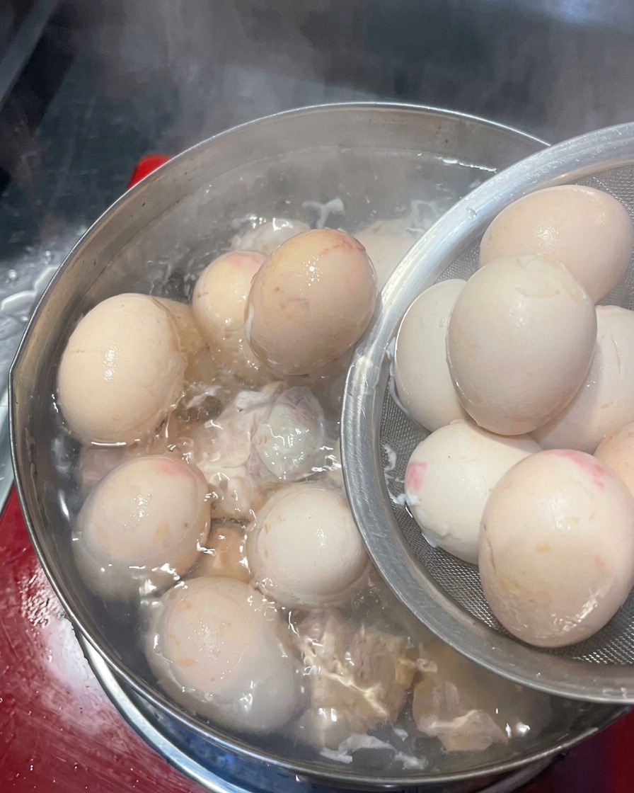 삶은 달걀을 냄비에서 얼음물로 옮기는 모습.