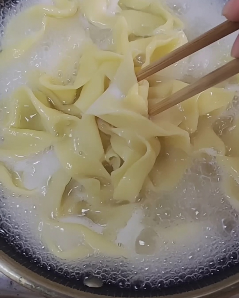 끓는 물에 갓 뽑은 생면을 넣고 삶는 모습.