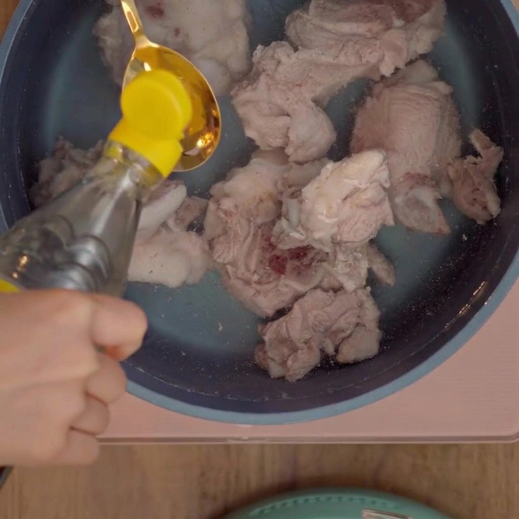 돼지사골을 끓이는 냄비에 백식초를 붓는 모습.