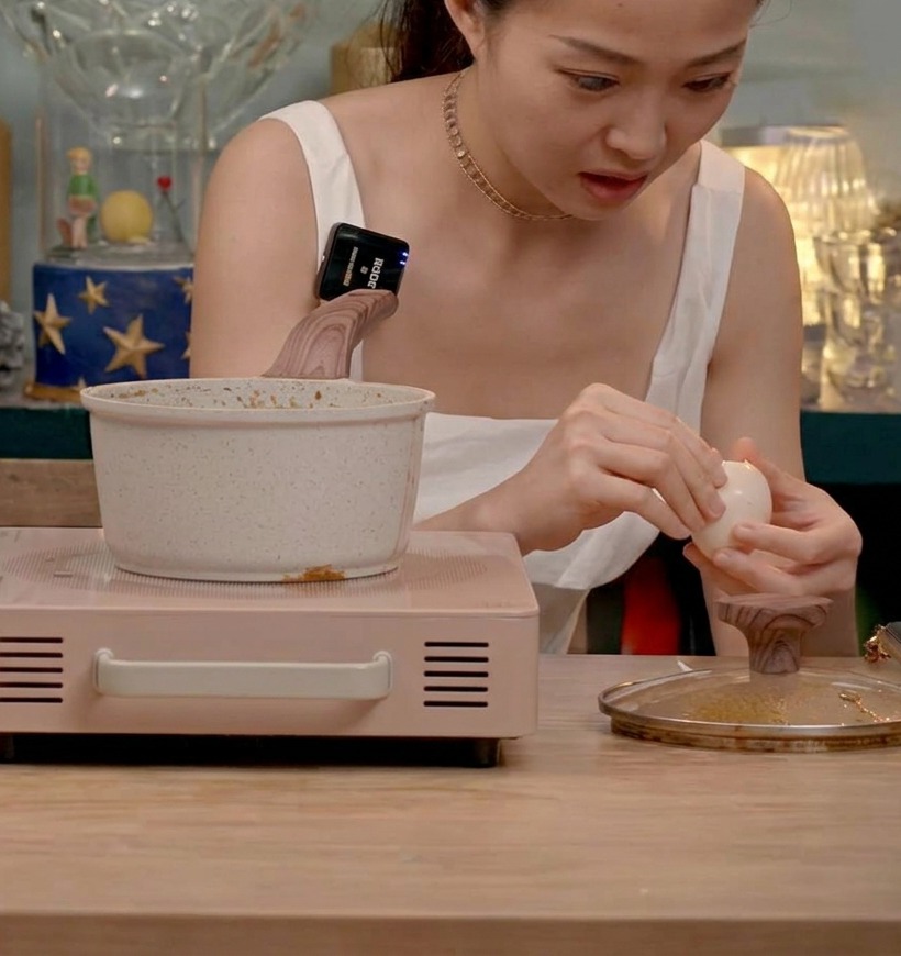 진한 간장 양념에 졸여진 차슈 냄비에 껍질을 깐 반숙 달걀을 넣는 모습.