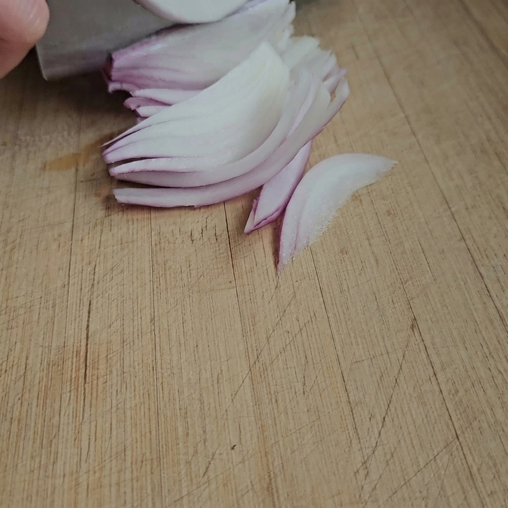 도마 위에 준비된 얇은 생강 슬라이스.