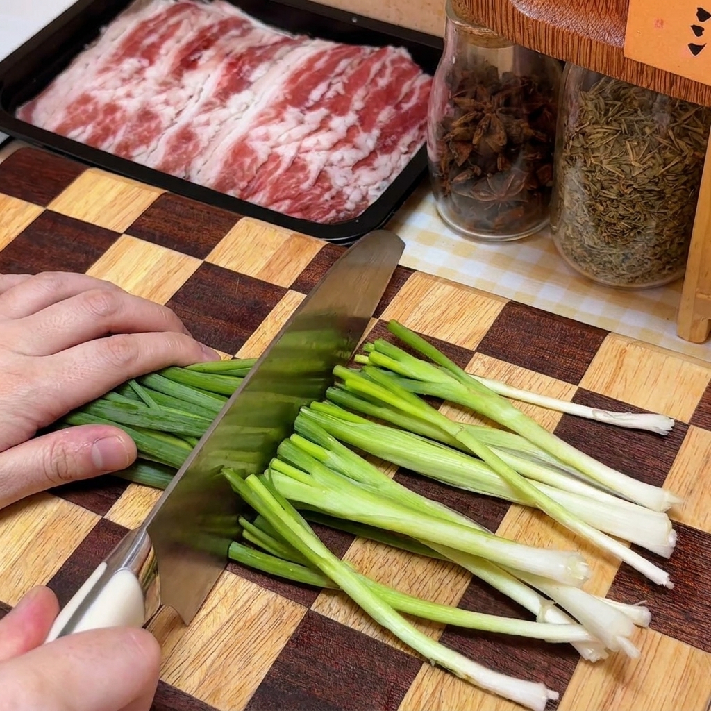 체크무늬 도마 위에 곱게 다진 대파가 담긴 용기 옆에 놓여 있음.