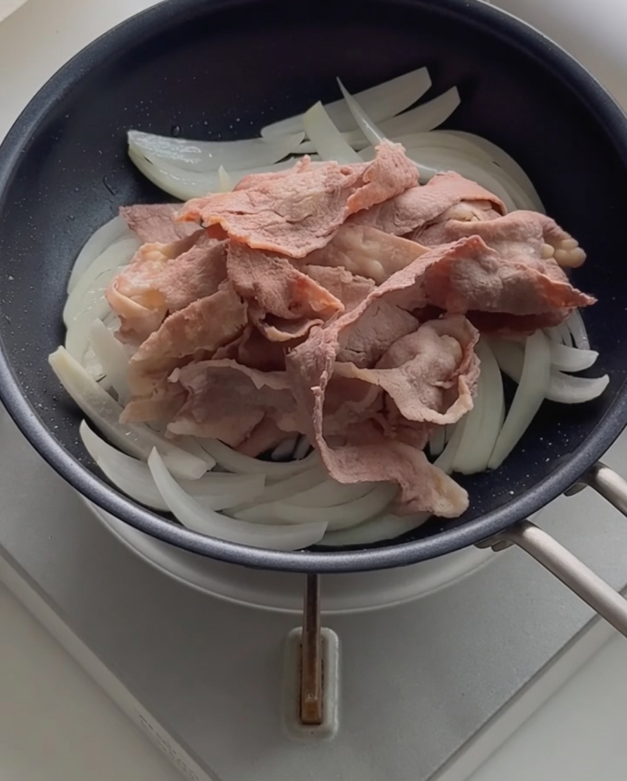 볶은 양파 위에 데친 소고기를 올린 모습.