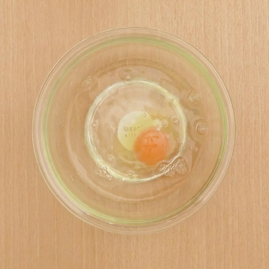 달걀, 찬물, 박력분, 전분이 부드럽게 섞인 튀김옷 반죽이 담긴 볼.