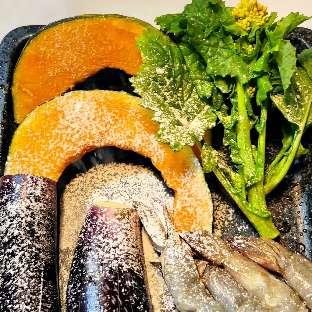 베이킹 시트 위에 밀가루가 가볍게 묻혀진 단호박, 가지, 생새우의 모습.