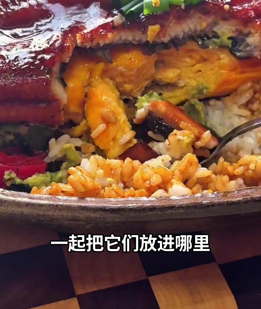 장어구이를 마지막으로 올린 완성된 덮밥