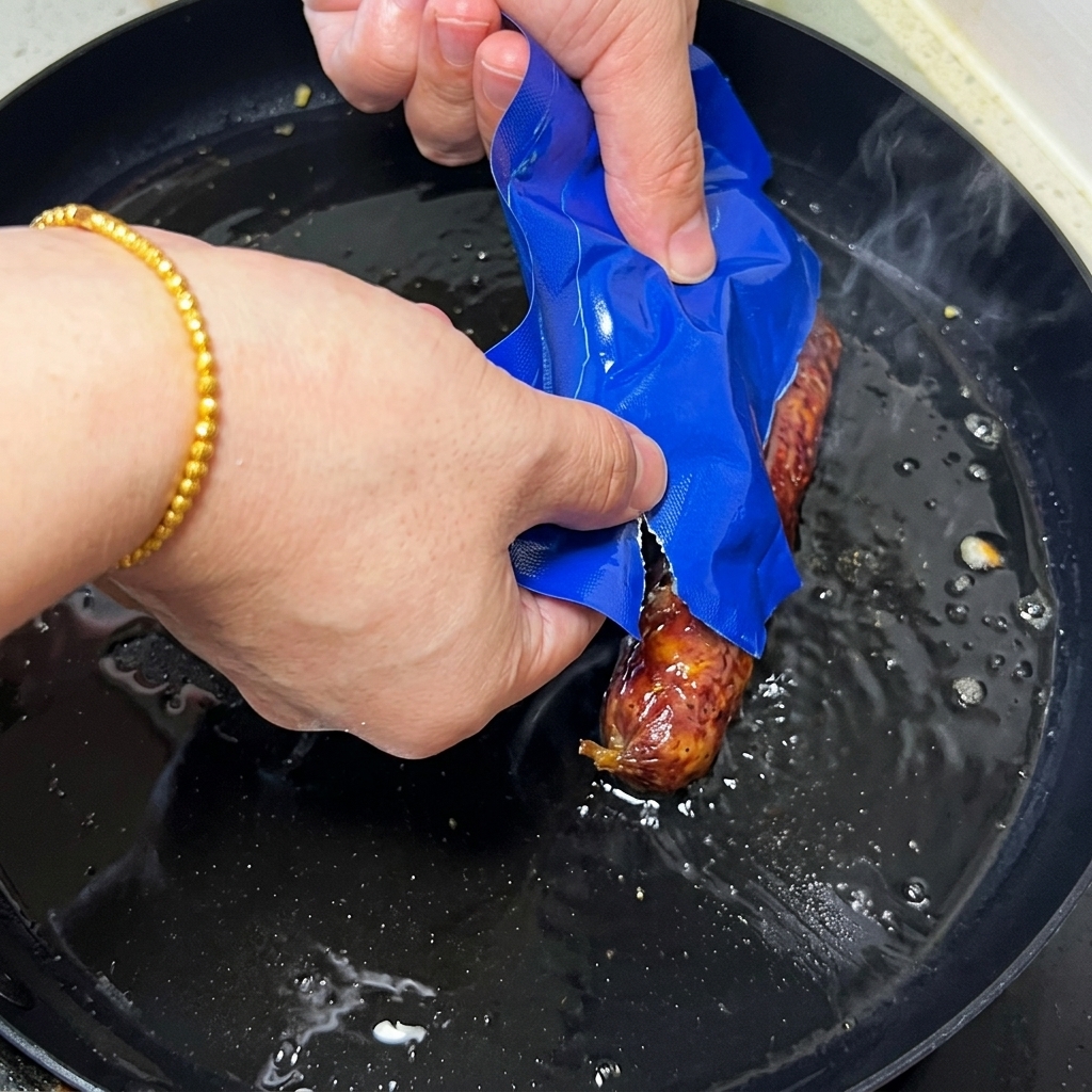 익은 계란 위에 시판 장어구이 필렛을 올리는 모습.
