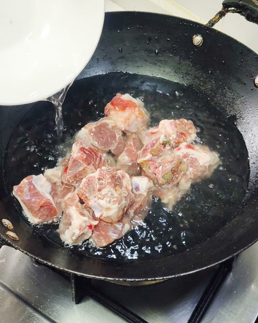 시판용 구운 장어를 달궈진 프라이팬에 올리는 모습.