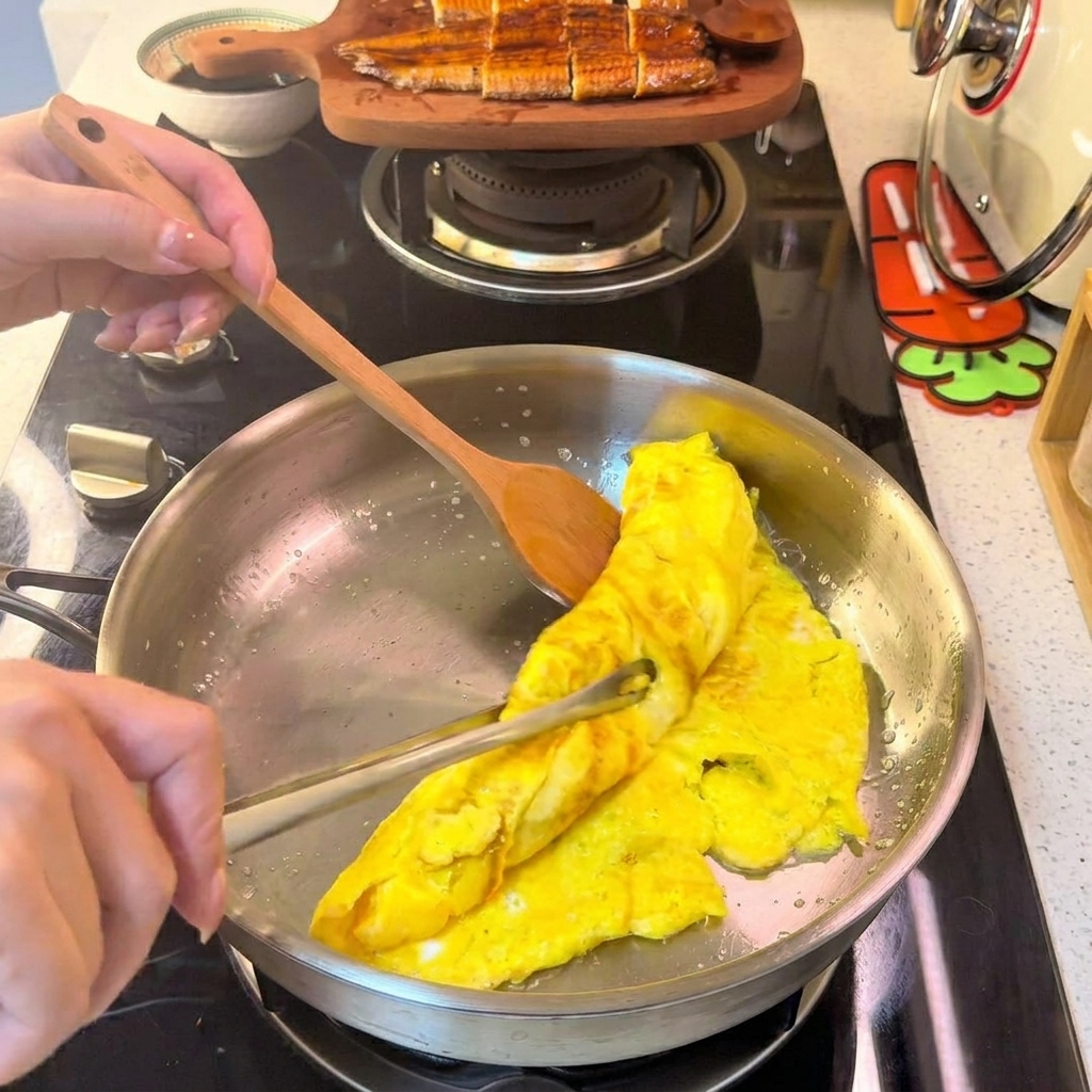 부친 달걀지단을 돌돌 말아 얇게 채 써는 모습.