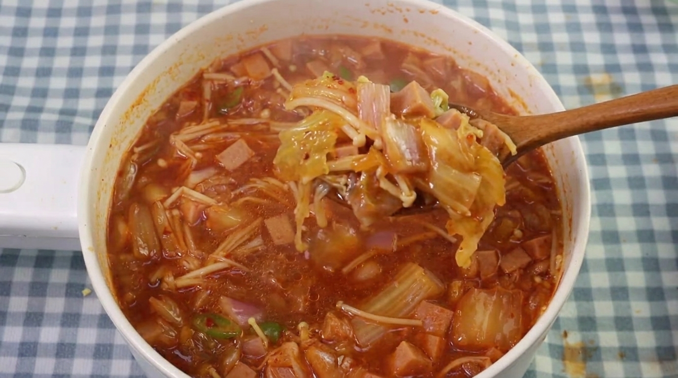 얼큰하고 시원한 김치 버섯 전골