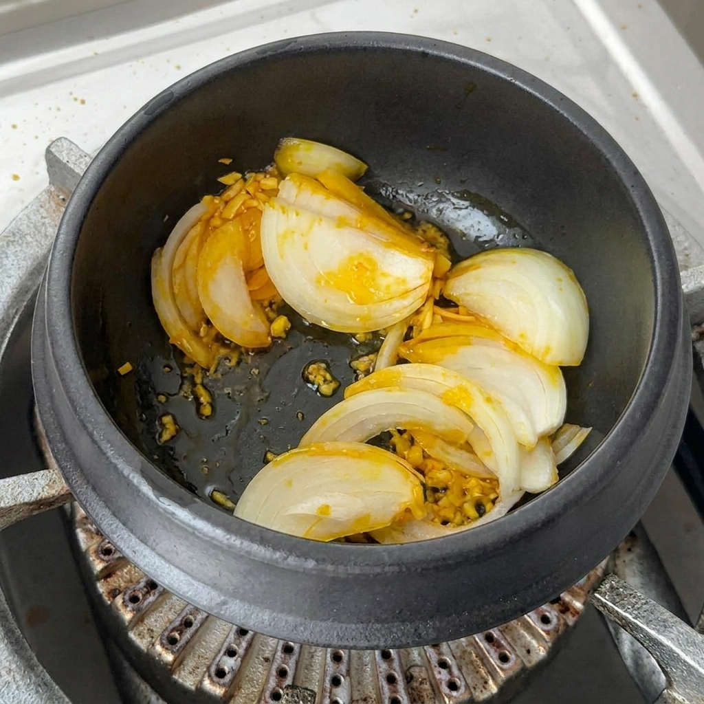 먹기 좋게 썬 김치와 홍고추를 넣고 양념과 함께 섞는 모습.