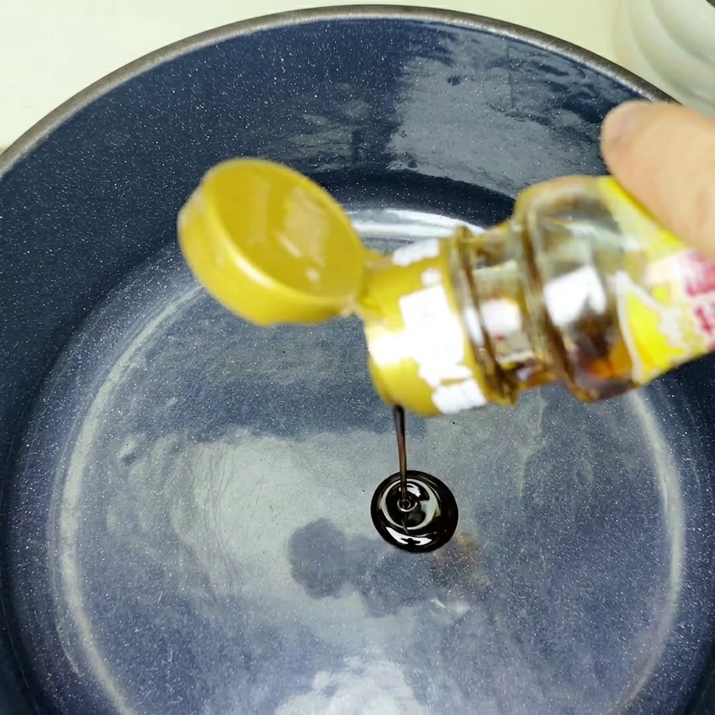 팬 위에서 돼지고기와 양파가 맛있게 볶아지는 모습.