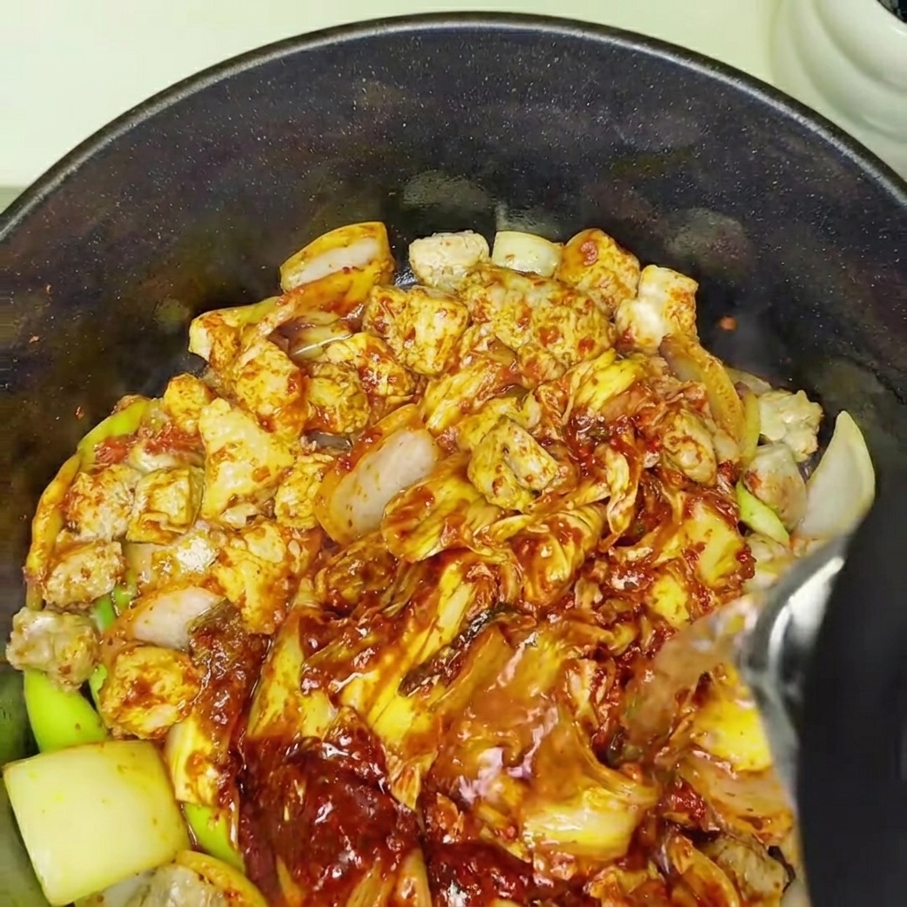 재료에 물을 붓고 찌개를 끓이는 모습.