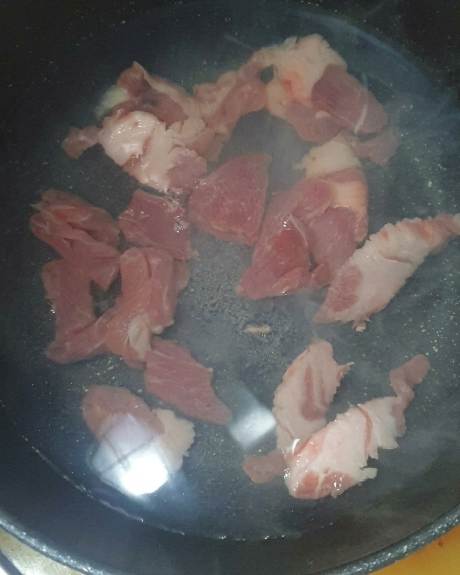 냄비에 돼지고기와 물, 새우젓을 넣은 모습.