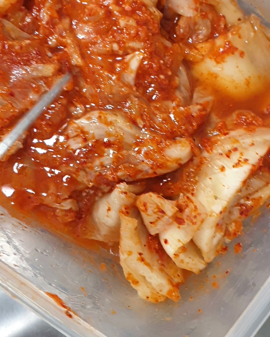 김치를 냄비에 넣는 모습.