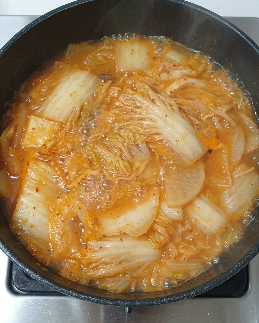 진간장을 찌개에 넣는 모습.