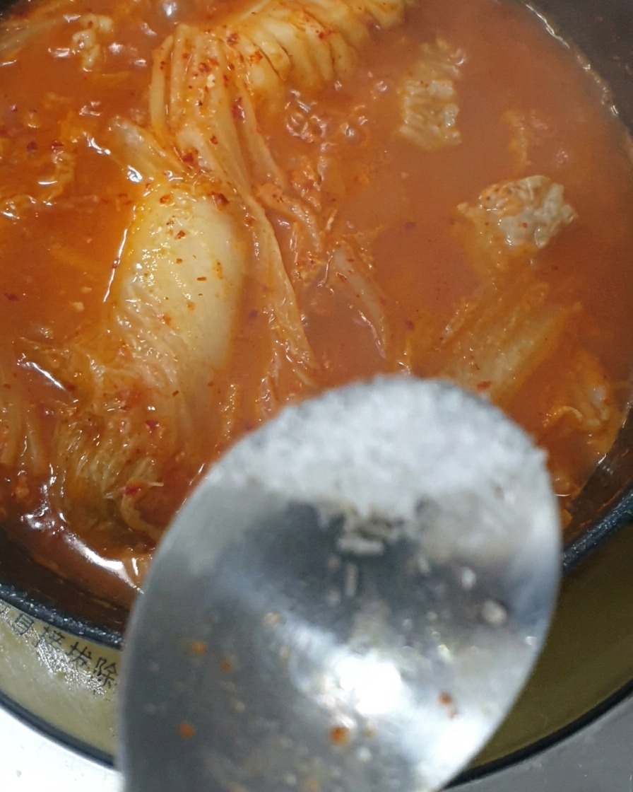 설탕과 MSG를 넣는 모습.