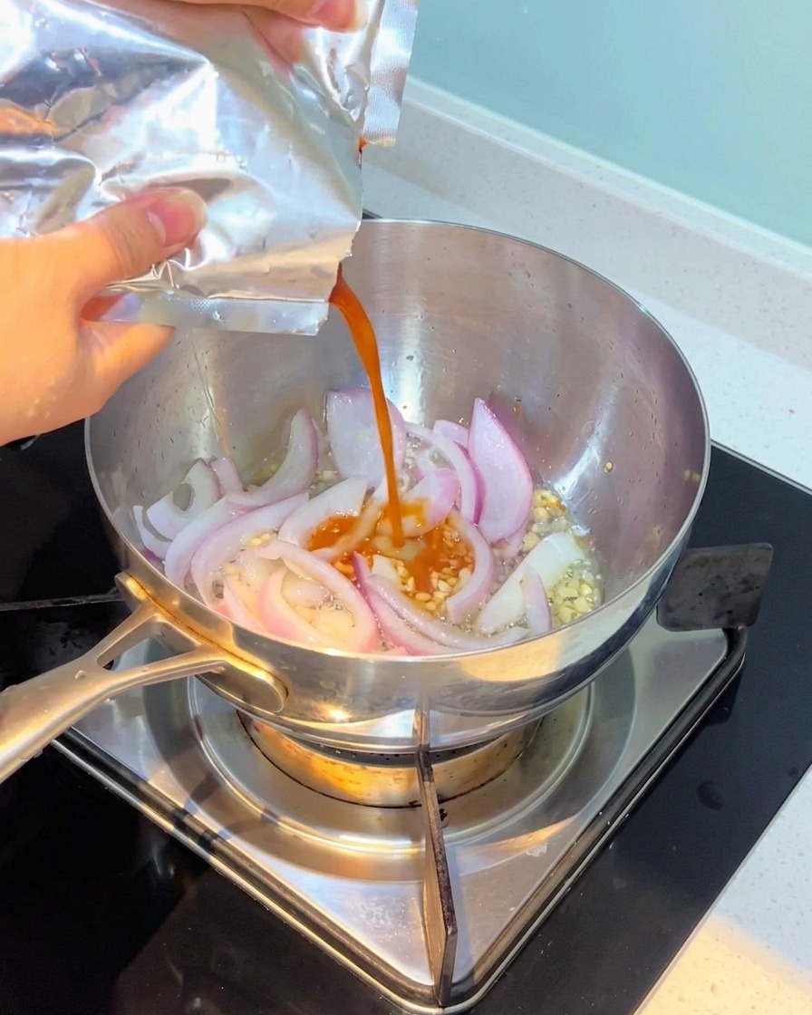냄비에 김치를 넣고 볶는 모습.