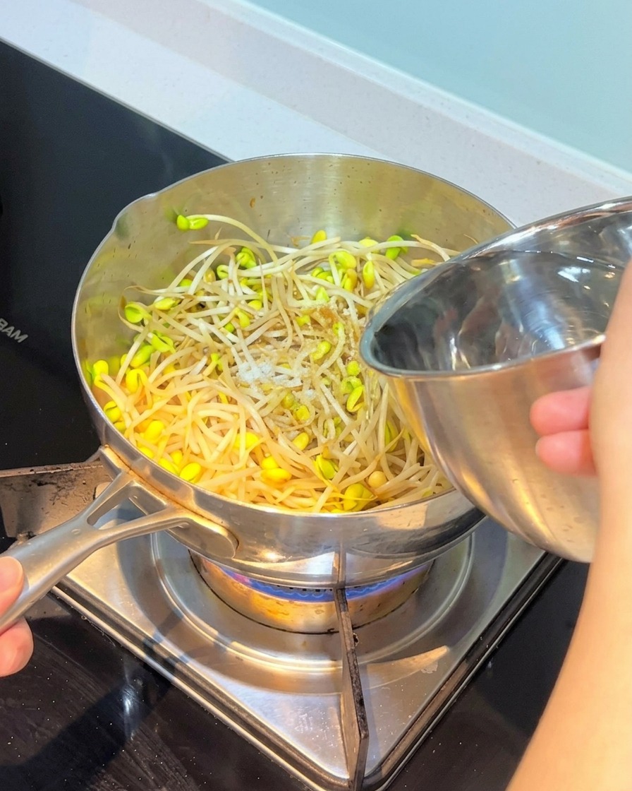 냄비에 물을 붓고 찌개를 끓이는 모습.