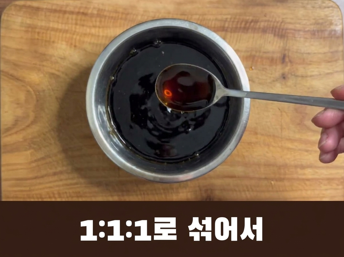 찌개에 비법 양념장과 다진 마늘을 넣는 모습.