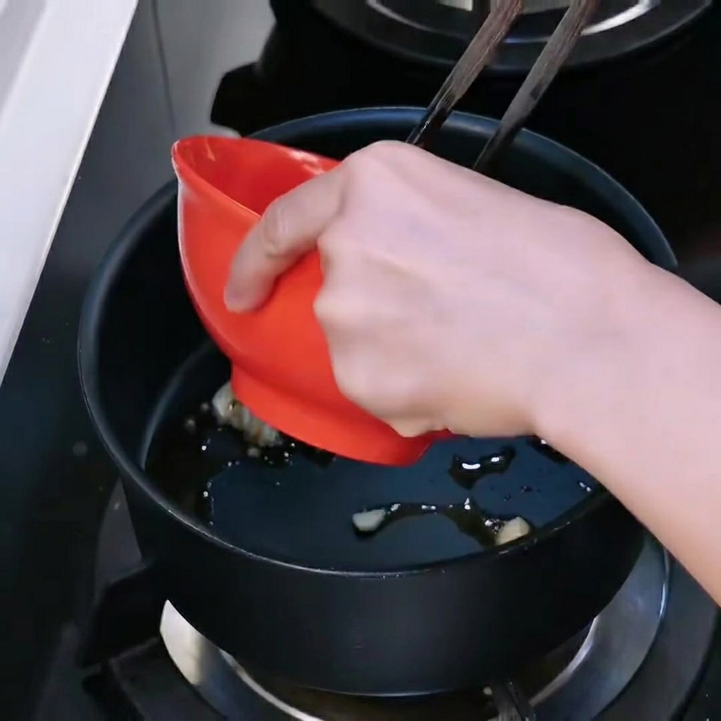 다진 마늘과 함께 소고기를 볶는 모습.