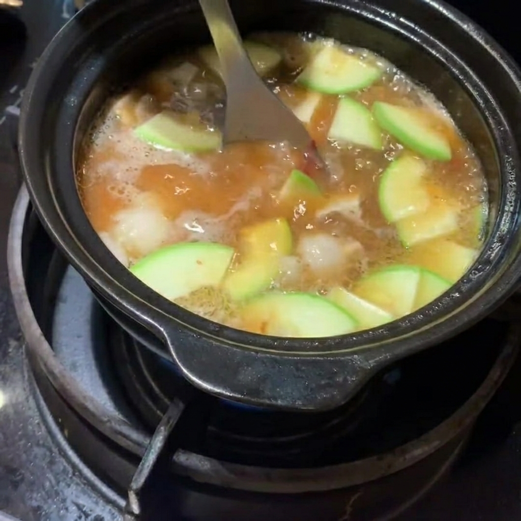 찌개에 애호박과 감자를 넣는 모습.