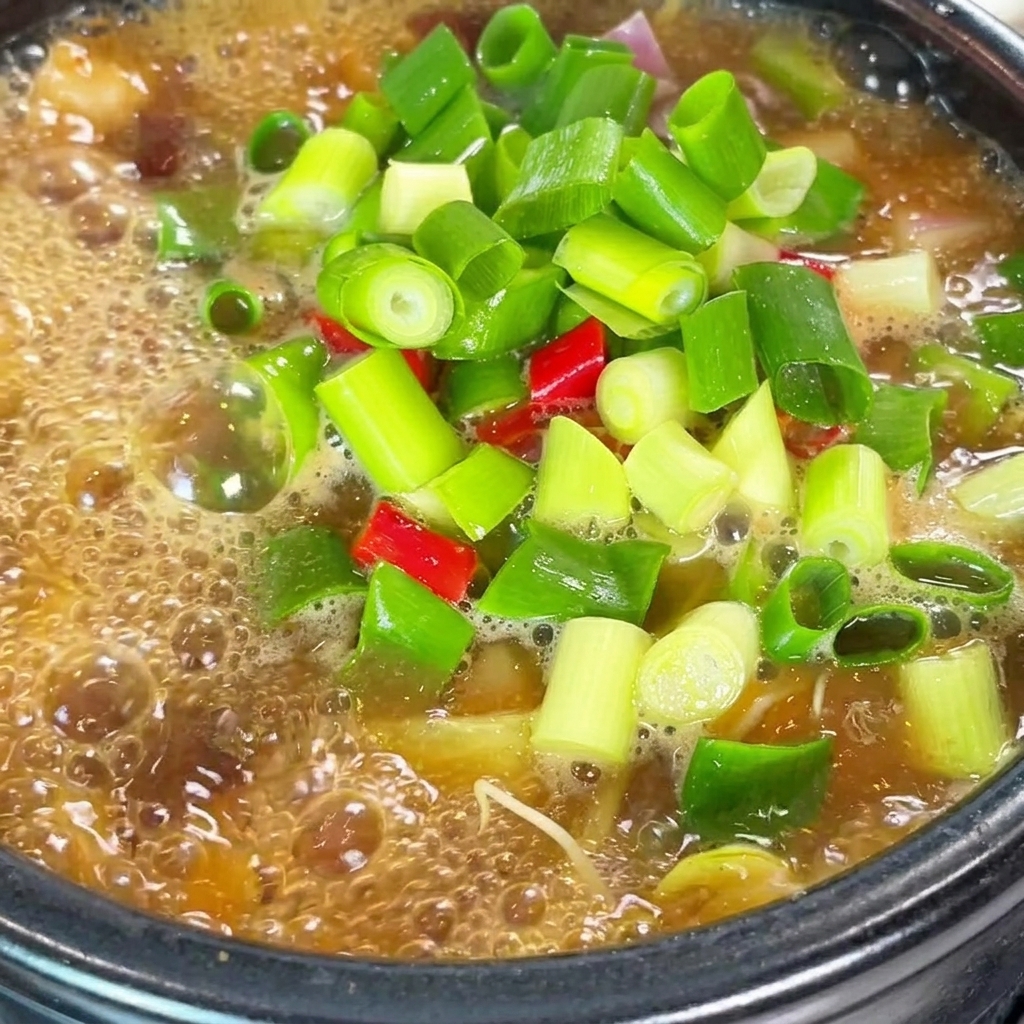 고춧가루와 다시다를 넣어 찌개를 마무리하는 모습