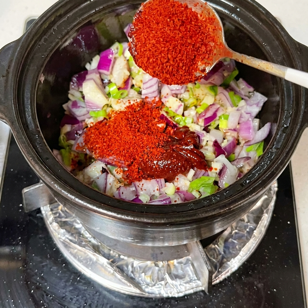 간장과 김치를 넣고 양념과 함께 볶는 모습