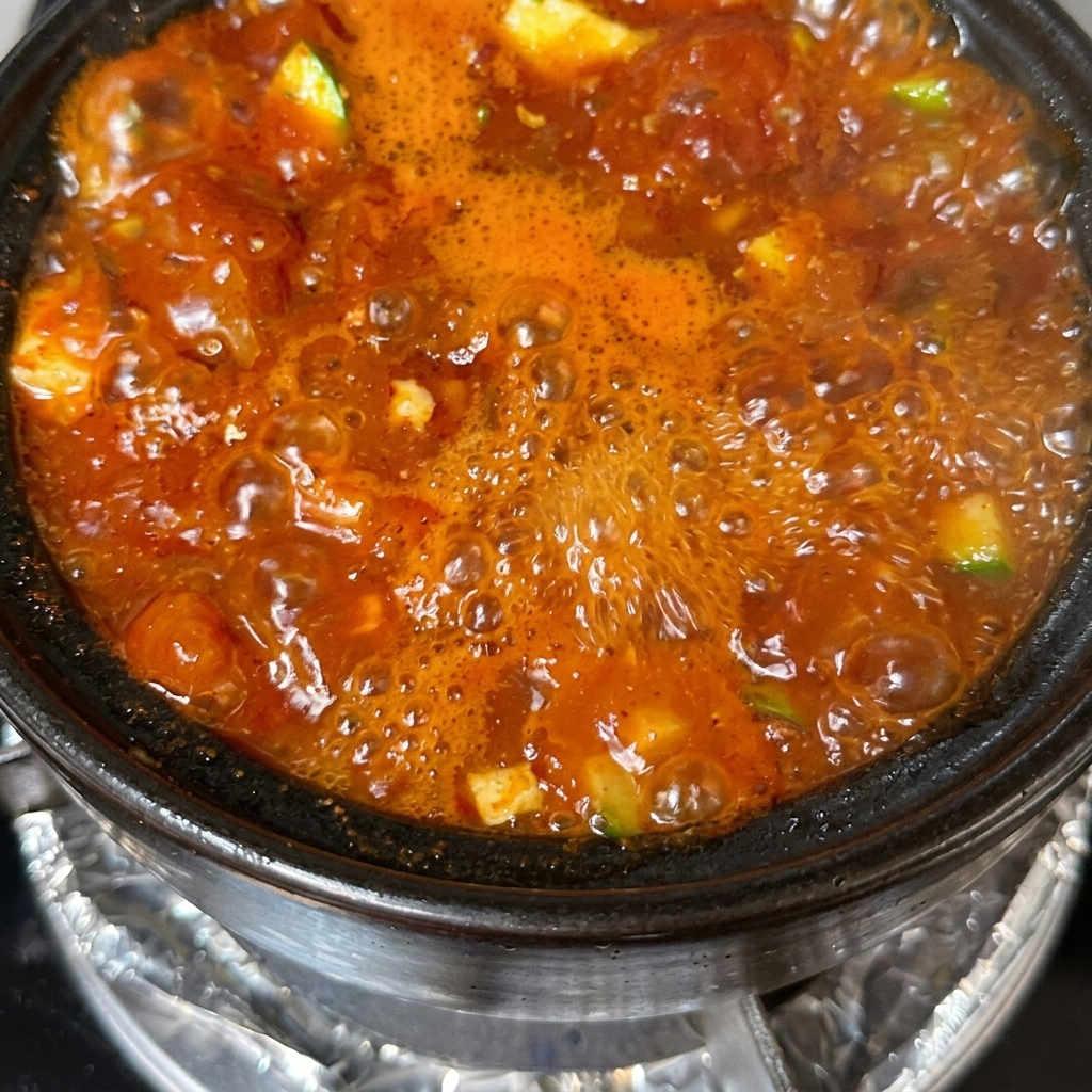대파와 고추를 고명으로 올린 완성된 순두부찌개
