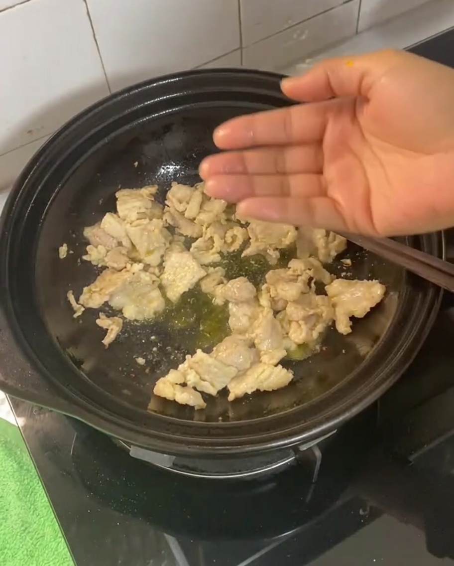 삼겹살과 함께 생강, 마늘, 대파, 건고추를 볶는 모습.