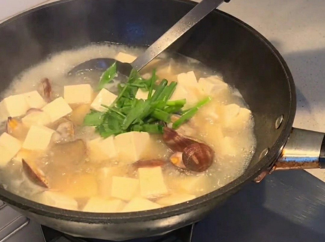 완성된 국에 허브를 올리는 모습.