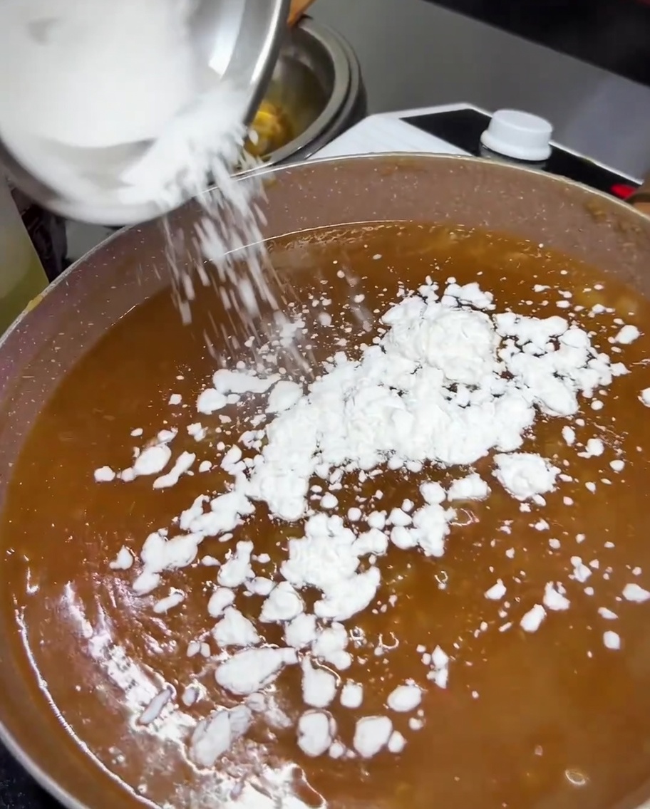 끓는 소스에 타피오카 전분을 넣는 모습.
