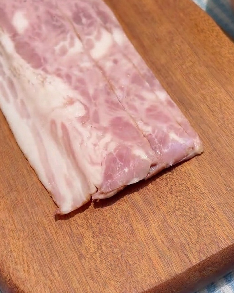 베이컨을 한입 크기 사각형으로 자르는 모습.