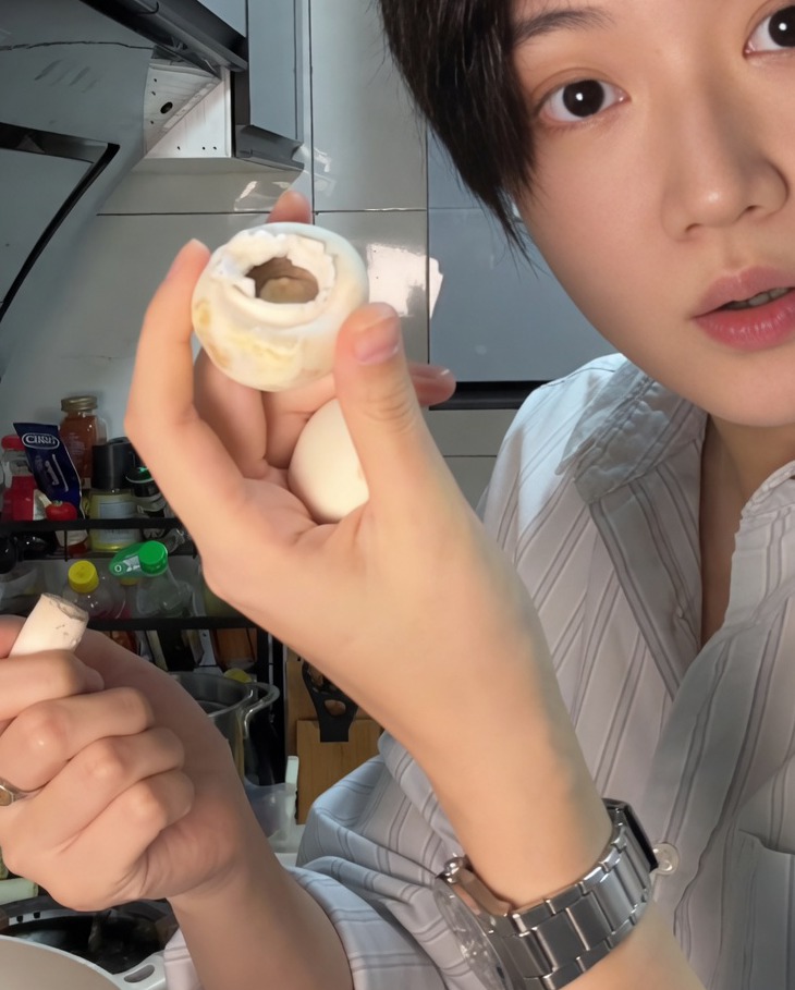 도마 위에서 얇게 슬라이스 중인 신선한 버섯.