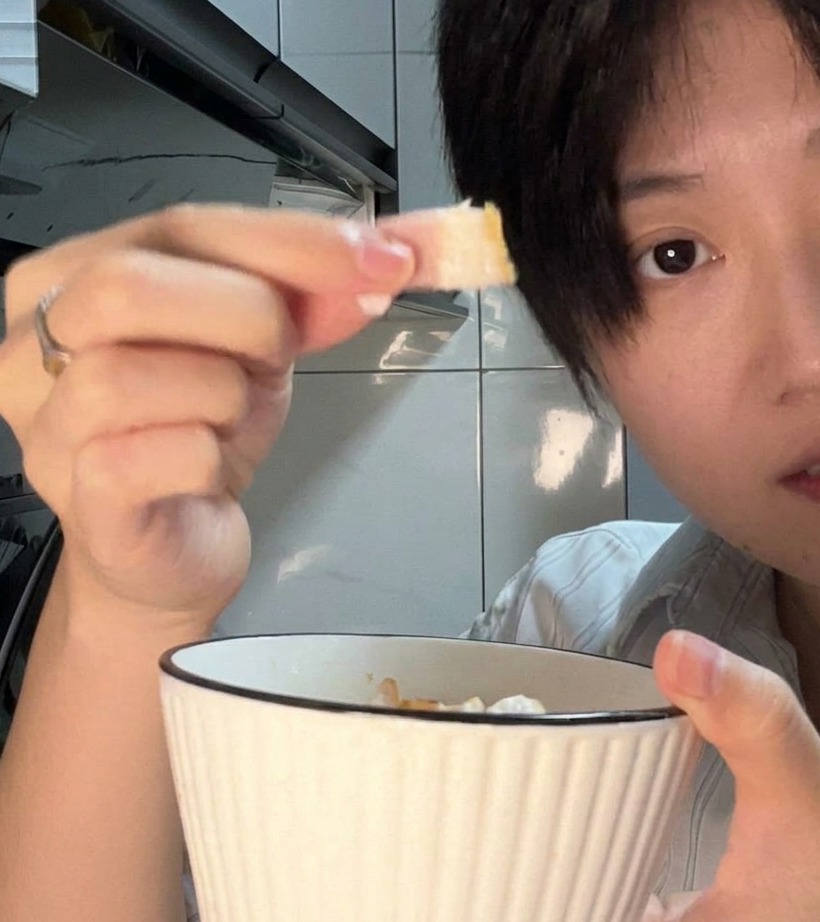 도마 위에서 일정한 크기로 잘리고 있는 베이컨.
