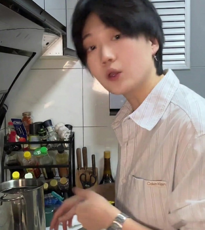 팬에서 노릇하게 익어가는 베이컨.