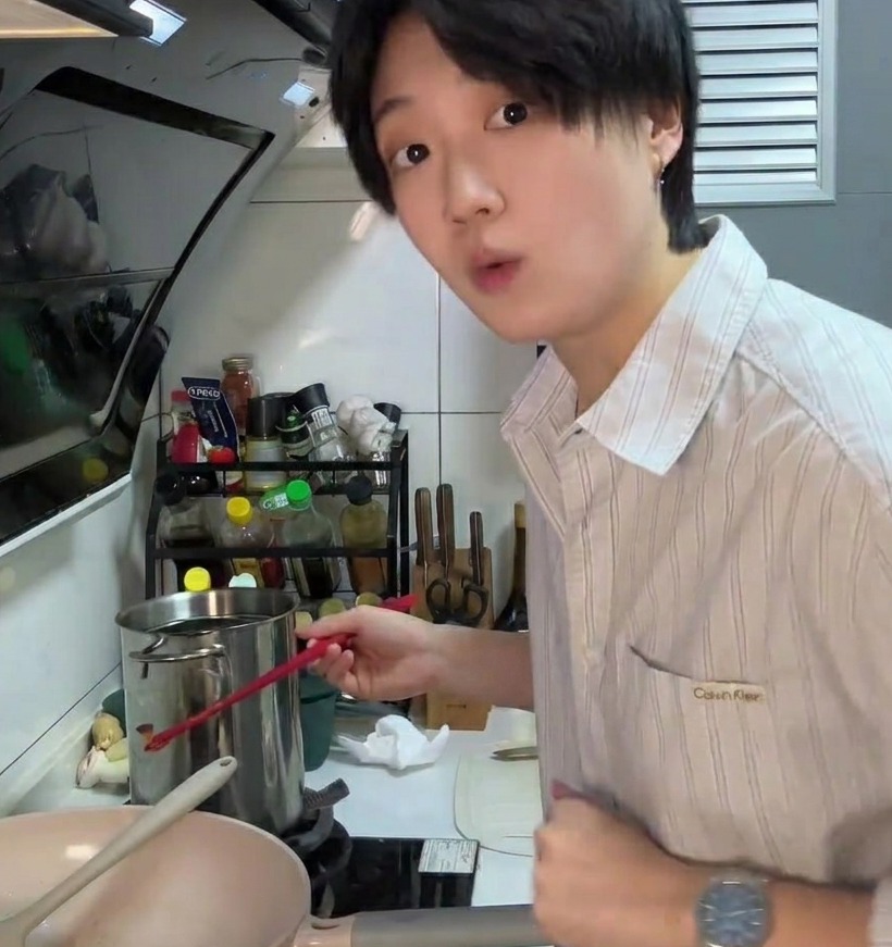 베이컨 기름에 로즈마리를 넣어 향을 입히는 모습.