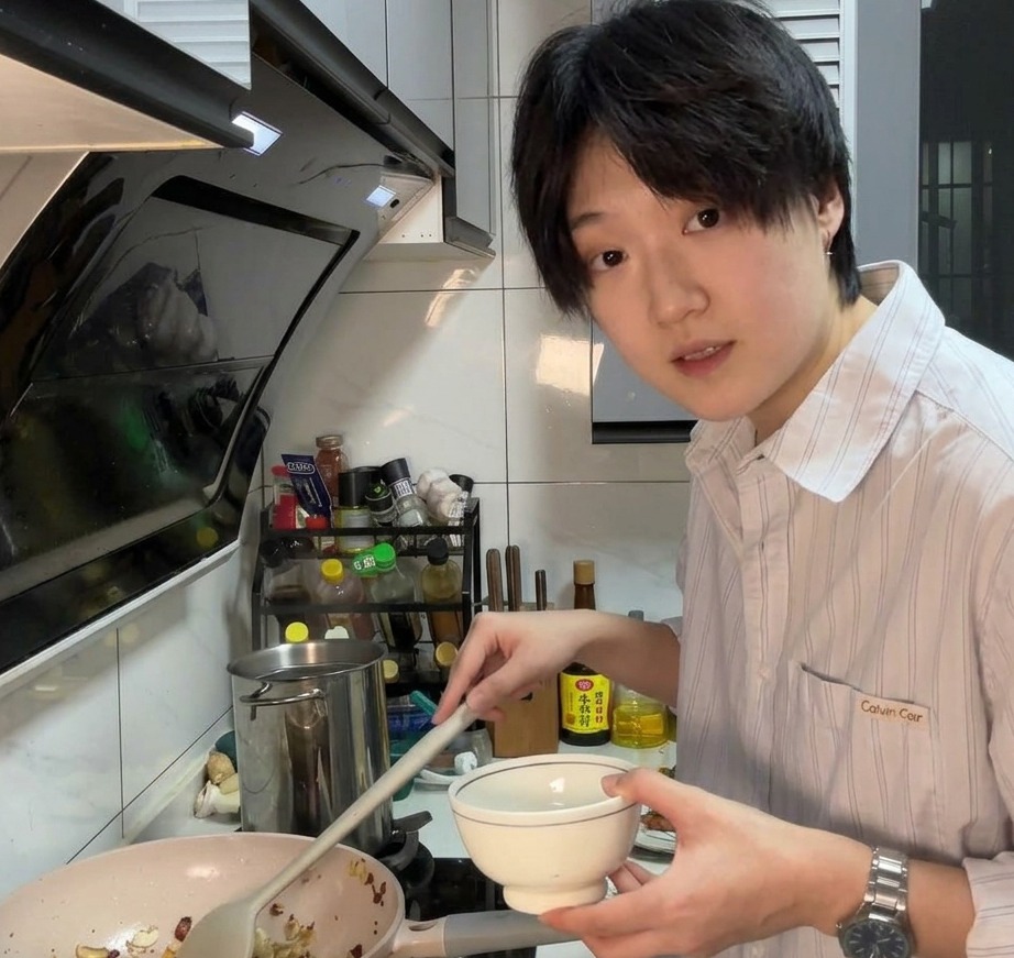 버섯과 양파가 든 팬에 버터와 물을 추가하는 모습.