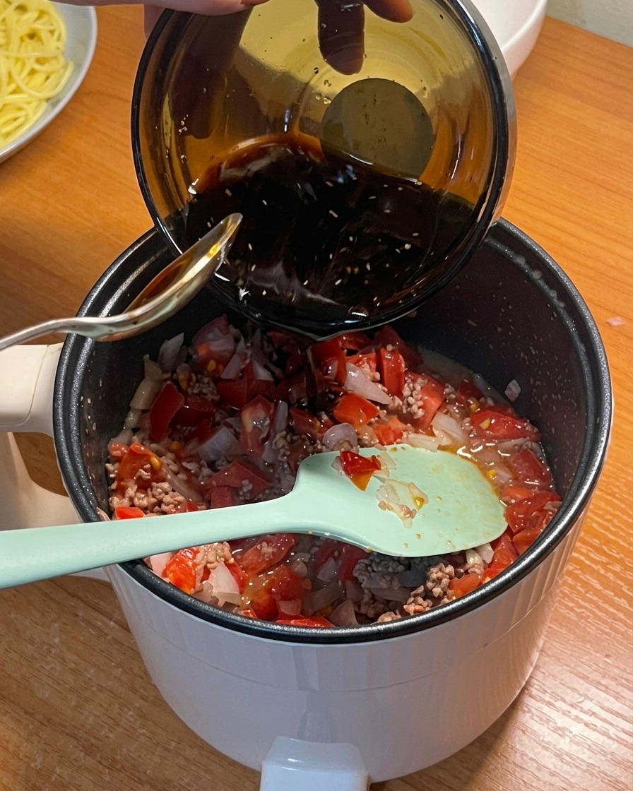 만들어둔 소스를 팬에 붓는 모습.