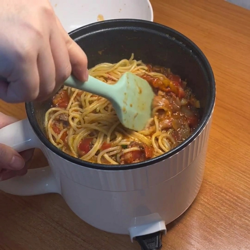 소스를 면에 입히며 볶는 모습.