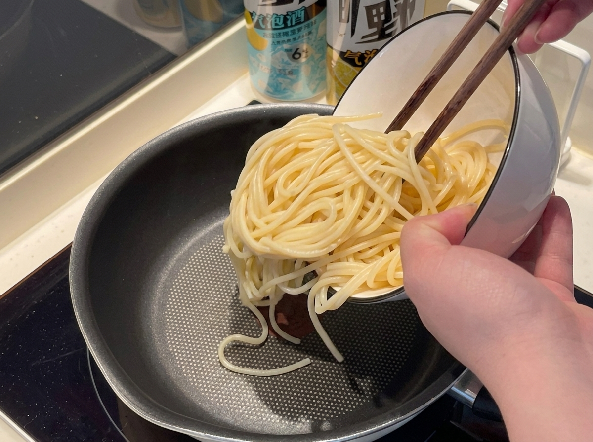 끓는 물에 스파게티면을 넣는 모습.