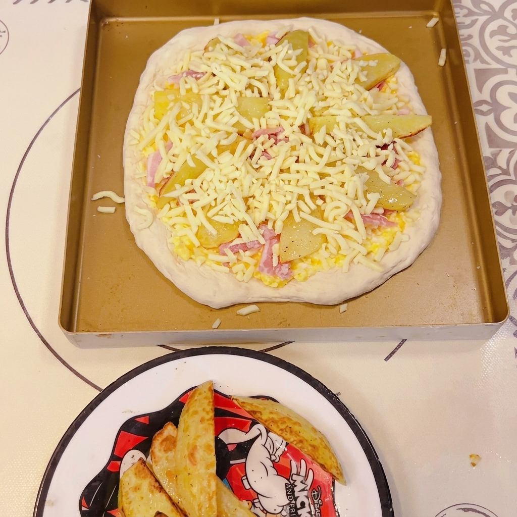 오븐 팬 위에 넓게 편 둥근 반죽을 포크로 찌르는 모습.