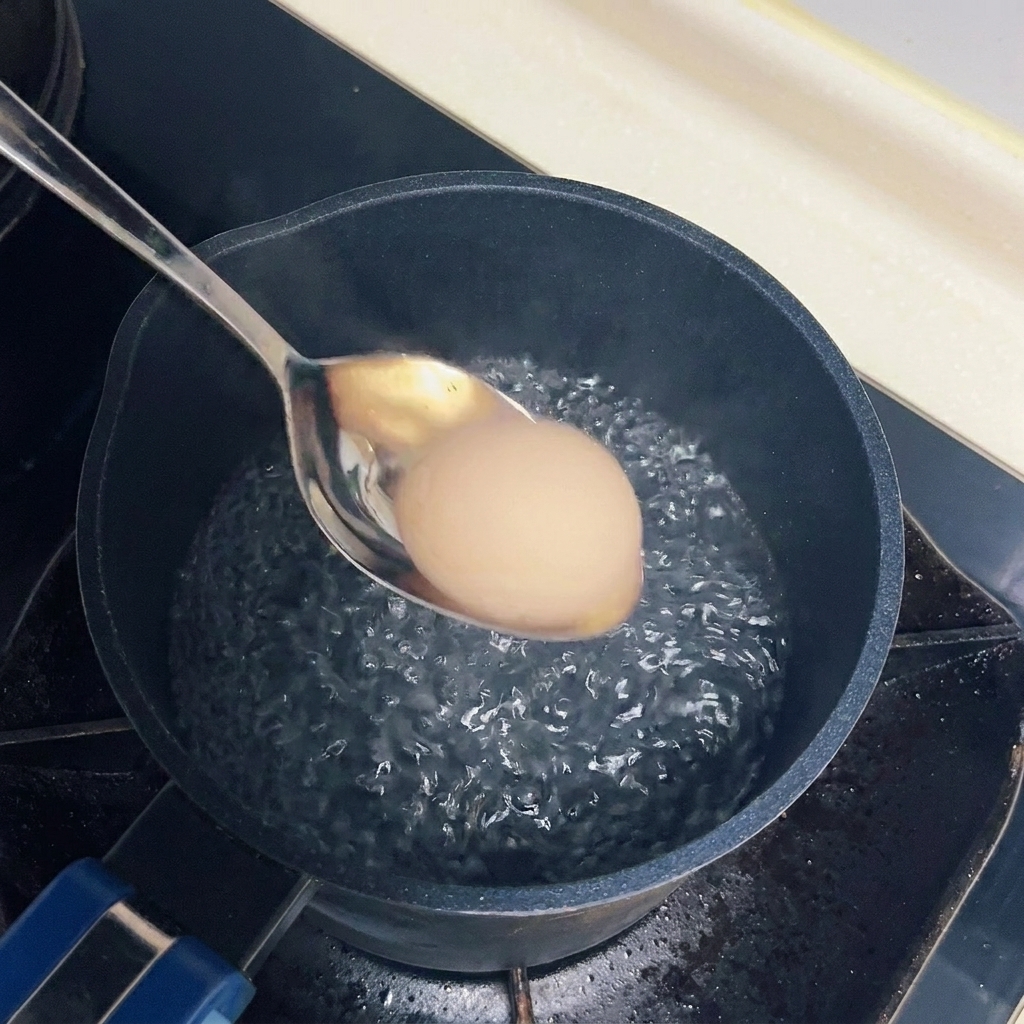 끓는 물에 달걀을 넣어 6분 30초 동안 삶는 모습.